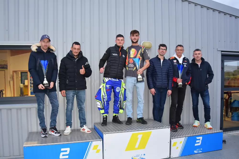 les vainqueurs au podium de l'enduro race du 20 octobre 2024